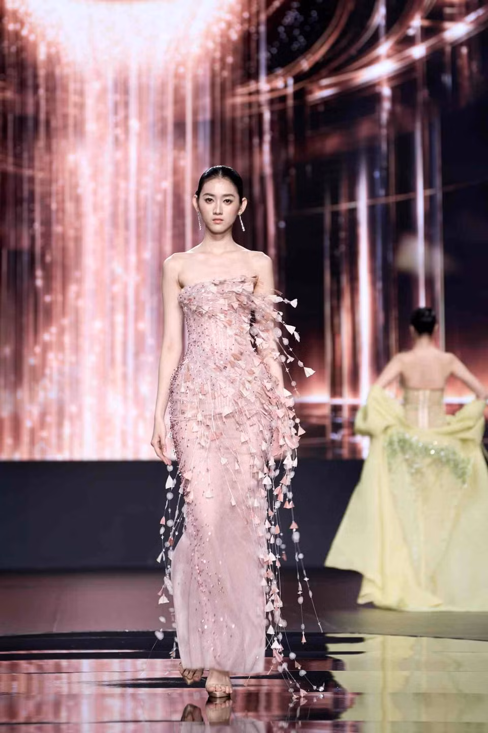 Bề mặt vải được xử lý dày đặc hơn: hàng trăm mảnh voan cắt tay xếp lớp tái hiện màn mưa nhòa giăng kín tầm mắt và lớp rêu phủ trên tường thành cổ. (Ảnh: CTV/Vietnam+)
