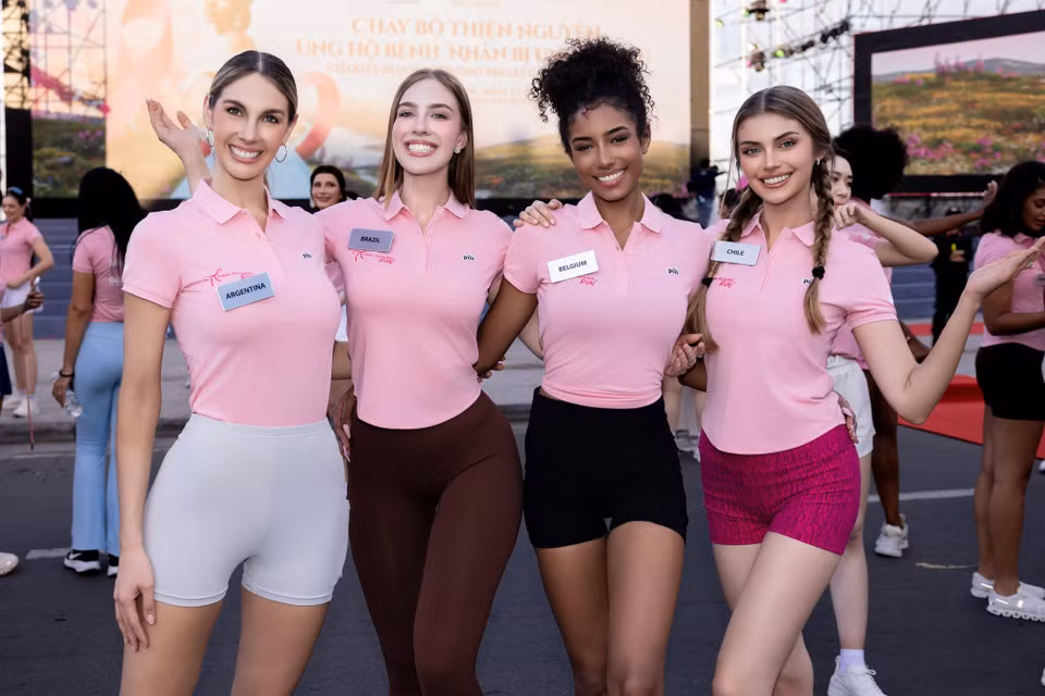 Hôm nay, ngày 22/8, thí sinh châu Âu và châu Mỹ tham gia vòng đầu tiên của phần thi Head to Head Challenge. Sau đó, các cô gái tiếp tục thi vòng tuyển chọn phần thi Tài năng. Ngày 23/8, các thí sinh chia nhóm trải nghiệm văn hóa, du lịch tại Khánh Hòa và khu vực Ninh Thuận. Ngày 24/8, nhóm thí sinh châu Á và châu Phi bước vào thử thách Head to Head. (Ảnh: BTC)