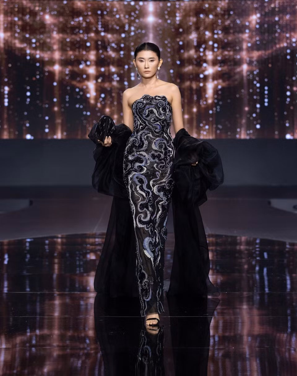 Tại Paris, bộ sưu tập nhận được sự quan tâm của truyền thông quốc tế, với sự đưa tin của Harper’s Bazaar France, Marie Claire Italy, ELLE Italy, Madame Figaro và The Impression cùng báo giới tại Việt Nam. (Ảnh: CTV/Vietnam+)