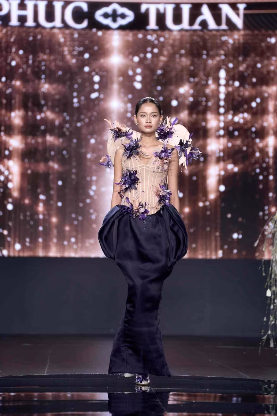 “Dù ở Paris hay Việt Nam, tôi đều mong khán giả, những người yêu thời trang và khách hàng cảm nhận được tinh thần di sản và tình yêu thời trang của Nguyễn Phúc Tuấn. Nếu không có tình yêu ấy, tôi không thể đưa nguyên một bộ sưu tập từ Paris về Việt Nam chỉ trong vòng mười ngày. Việc vận chuyển có rất nhiều áp lực, nhưng tôi đã cố gắng hết sức, và mong mọi người cảm nhận được nhiệt huyết của tôi trong bộ sưu tập lần này,” nhà thiết kế Nguyễn Phúc Tuấn chia sẻ. (Ảnh: CTV/Vietnam+)
