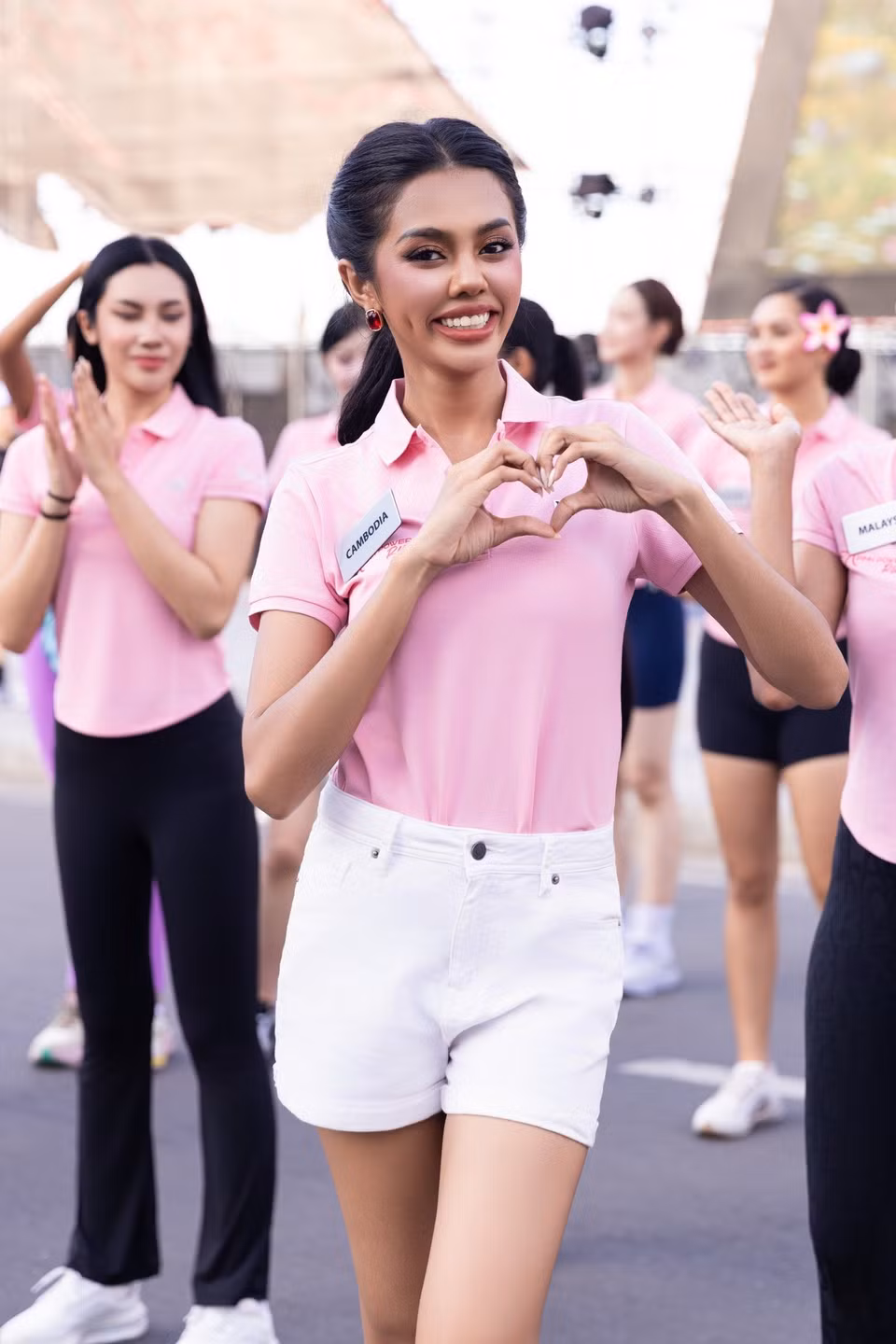 Thí sinh đến từ Campuchia gửi tình cảm yêu mến tới đất nước và con người Việt Nam. (Ảnh: BTC)