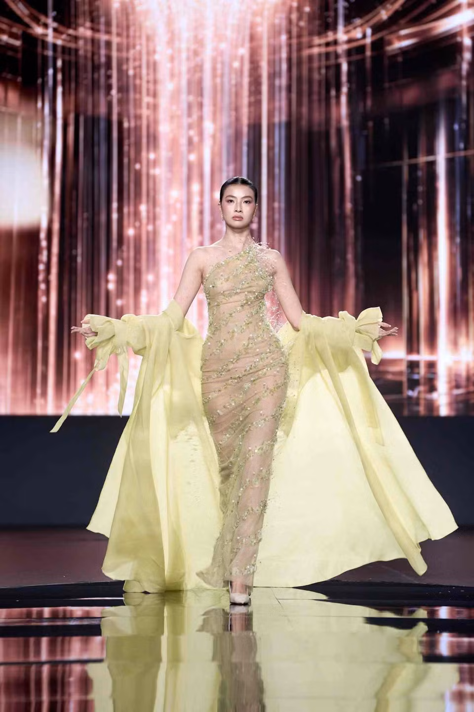 Taffeta và satin giữ phom đứng cho những khối điêu khắc; organza và voan lưới giữ độ trong, độ nhẹ để thiết kế chuyển động cùng cơ thể. (Ảnh: CTV/Vietnam+)