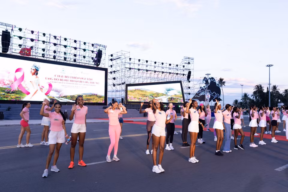 Chương trình “Pink Power Run - Chạy bộ thiện nguyện ủng hộ bệnh nhân ung thư vú” thu hút gần 1.000 người tham gia. (Ảnh: BTC)