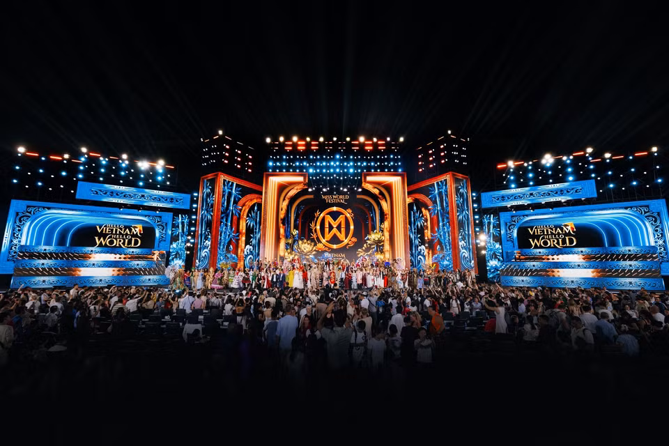 111 thí sinh Miss World mang văn hóa quê hương lên sân khấu bên bờ biển Nha Trang, biến “Hello Vietnam - Hello World” thành cuộc gặp gỡ đầy màu sắc giữa Việt Nam và thế giới. (Ảnh: BTC)