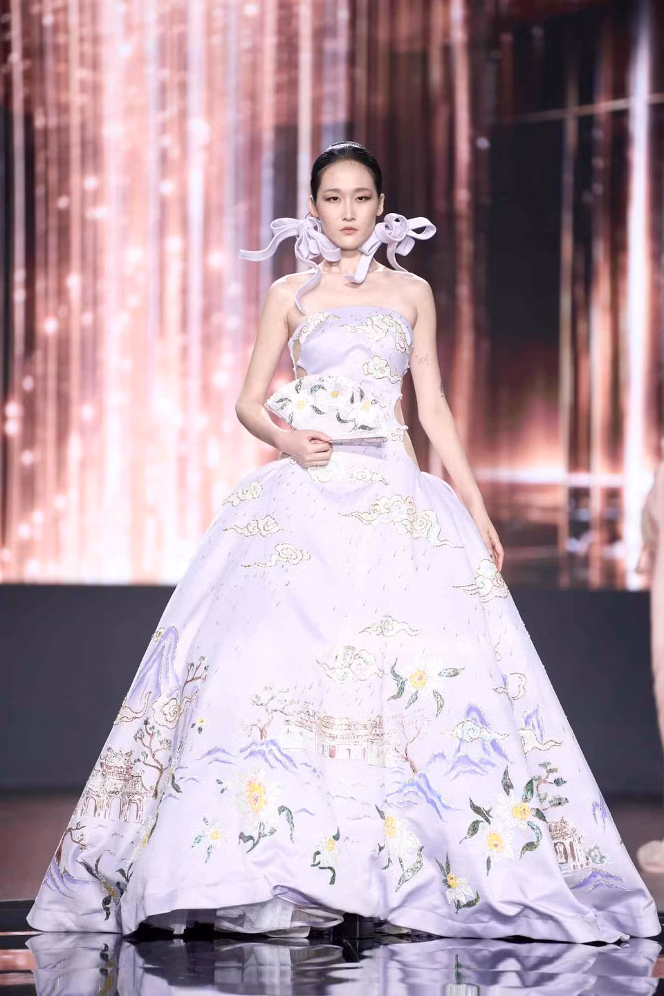 Dàn người mẫu được nhà thiết kế chọn lựa kỹ theo tinh thần “high fashion” quốc tế, đồng thời có những gương mặt mang nét Á Đông để tôn vinh một bộ sưu tập đến từ Huế, Việt Nam. (Ảnh: CTV/Vietnam+)