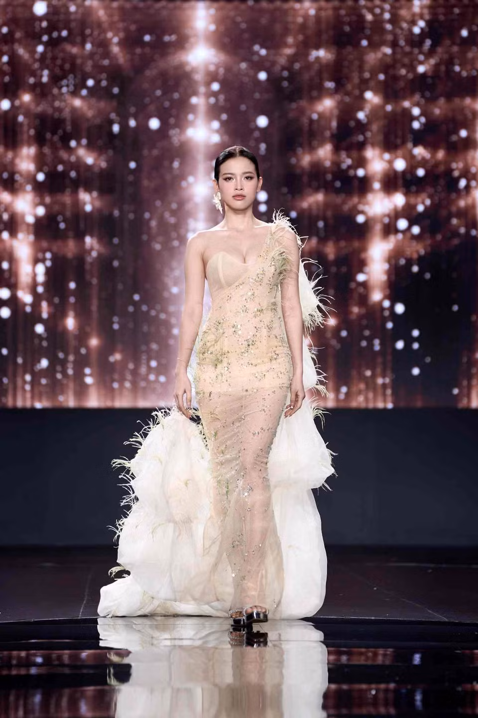 Toàn bộ bộ sưu tập lấy lụa tơ tằm Bảo Lộc làm nền, gồm organza, organza satin, taffeta và nhung tơ tằm, kết hợp voan lưới, lông vũ, pha lê và kim sa. (Ảnh: CTV/Vietnam+)