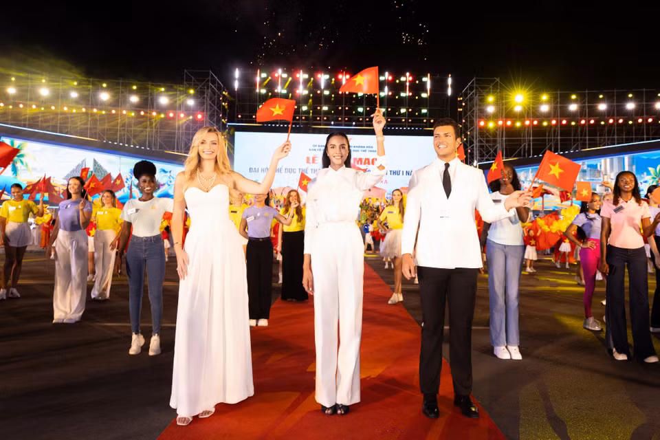 Tối qua, ngày 21/8, các thí sinh Miss World 2026 cùng đại diện ban tổ chức, các hoa hậu, nam vương tham dự Lễ khai mạc Đại hội Thể dục thể thao tỉnh Khánh Hòa lần thứ I năm 2026 tại Quảng trường 2/4, Nha Trang. (Ảnh: BTC)