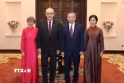 Tổng Bí thư, Chủ tịch nước Tô Lâm và Phu nhân Ngô Phương Ly cùng Tổng thống Thụy Sĩ Guy Parmelin và Phu nhân Caroline Parmelin chụp ảnh chung. (Ảnh: Thống Nhất/TTXVN)