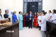 Bà Ngô Phương Ly, Phu nhân Tổng Bí thư, Chủ tịch nước Tô Lâm và bà Caroline Parmelin, Phu nhân Tổng thống Liên Bang Thụy Sĩ giao lưu với sinh viên trường Đại học Dược Hà Nội. (Ảnh: Phạm Kiên/TTXVN)