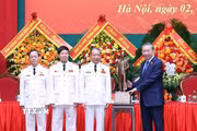 Tổng Bí thư, Chủ tịch nước Tô Lâm tặng bức tượng Chủ tịch Hồ Chí Minh cho Hội Cựu Công an nhân dân Việt Nam. (Ảnh: Thống Nhất/TTXVN)