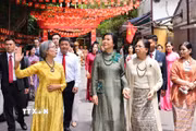 Phu nhân Ngô Phương Ly và Phu nhân Kyu Kyu Hla tham quan làng lụa Vạn Phúc. (Ảnh: Minh Đức/TTXVN)