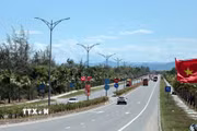 Cờ Đảng, cờ Tổ quốc tung bay trên tuyến đường ven biển dài và đẹp nhất thành phố Đà Nẵng. (Ảnh: Đỗ Trưởng/TTXVN)