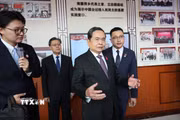Chủ tịch Quốc hội Trần Thanh Mẫn trao đổi cách làm sáng tạo trong việc lắng nghe ý kiến quần chúng nhân dân đóng góp vào các dự thảo văn bản pháp luật. (Ảnh: Quang Hưng/TTXVN)