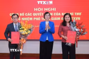 Đồng chí Vũ Việt Trang, Ủy viên Ban Thường vụ Đảng ủy các cơ quan Đảng Trung ương, Bí thư Đảng ủy, Tổng giám đốc Thông tấn xã Việt Nam, Phó trưởng ban Tuyên giáo Trung ương trao quyết định bổ nhiệm Phó Tổng giám đốc TTXVN Nguyễn Tuấn Hùng - Phó Bí thư Thường trực Đảng ủy và Phó Tổng giám đốc TTXVN Nguyễn Thị Sự. (Ảnh: Hoàng Hiếu/TTXVN)