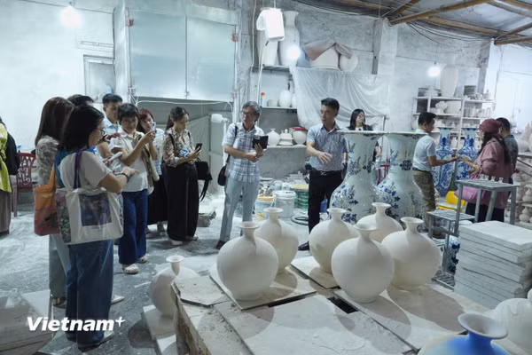 Gắn truyền thống với sáng tạo để phát triển bền vững làng gốm Kim Lan