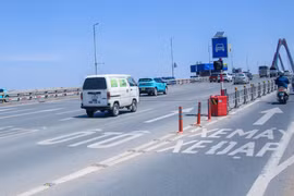 Triển khai phương án phạt nguội xe vi phạm trên cầu Nhật Tân 