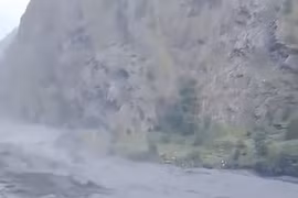 Cận cảnh lũ quét tại Nepal cuốn trôi hàng chục ngôi nhà
