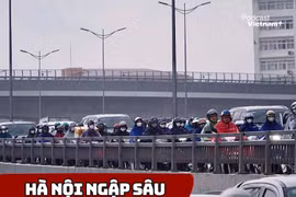 Hà Nội ngập sâu, ùn tắc kéo dài trong giờ cao điểm 