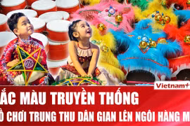 Đồ chơi truyền thống - sáng tạo ‘lên ngôi’, du khách nước ngoài thích thú dạo phố Hàng Mã