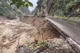 Mưa lớn xối xả đổ xuống vùng núi Bắc Bộ, nguy cơ cao xảy ra lũ quét và sạt lở 