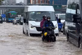 Hà Nội ngập nhiều tuyến phố sau mưa lớn kéo dài