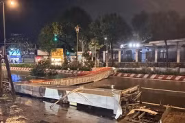 Cổng chào cao 5m ở Thành phố Hồ Chí Minh đổ sập trong mưa lớn 
