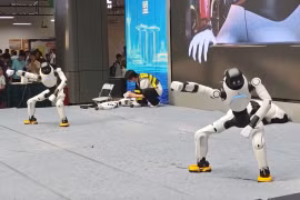Robot hình người nhảy múa, robot chó gây chú ý tại Trung Quốc 