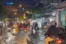 Hàng trăm hộ dân ở Thủ Đức ‘vật lộn’ khi nước tràn vào nhà lúc nửa đêm
