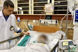 Hai nạn nhân trong vụ ngộ độc khí clo, một người nguy cơ hỏng mắt phải 