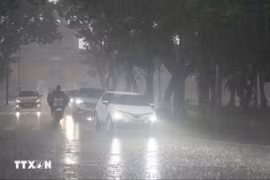 Hà Nội giảm liền 6 độ khi đợt không khí lạnh bắt đầu tràn về kèm mưa lớn
