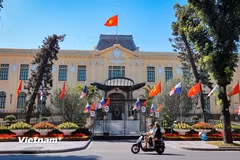 Phố phường Hà Nội rực rỡ cờ hoa chào mừng kỷ niệm 72 năm Ngày Giải phóng Thủ đô