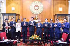 Ông Đỗ Văn Chiến, Ủy viên Bộ Chính trị, Bí thư Trung ương Đảng, Chủ tịch Ủy ban Trung ương Mặt trận Tổ quốc Việt Nam chụp ảnh lưu niệm cùng ông A Đông, Bí thư thứ nhất Ban Bí thư Trung ương Đoàn Thanh niên Cộng sản Trung Quốc. (Ảnh: PV/Vietnam+)