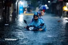 Cận cảnh người Hà Nội chật vật 'bơi' trên phố trong cơn mưa lớn kéo dài chiều nay, 30/9