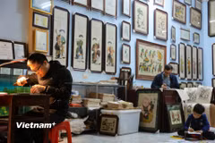 Gia đình hai thế hệ nghệ nhân giữ gìn Tết xưa qua tranh dân gian truyền thống