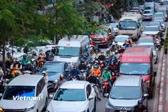 Đường phố Hà Nội 'chật như nêm' cả ngày lẫn đêm những ngày cận Tết 