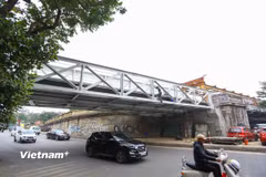Cầu Long Biên đã hoàn thành công tác sửa chữa nên xe máy được lưu thông 2 chiều từ ngày 1/1/2026. (Ảnh: Hoài Nam/Vietnam+)