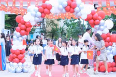 Học sinh Thủ đô tưng bừng trong ngày khai trường. (Ảnh: Hoài Nam/Vietnam+)