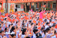 Hà Nội: Rực rỡ sắc cờ và nụ cười trong ngày hội toàn dân đưa trẻ đến trường 