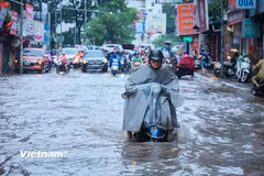Người dân chật vật đi làm trong cảnh mưa ngập và tắc đường