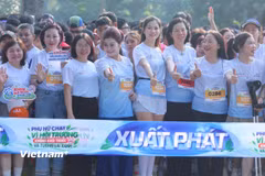Giải chạy "Phụ nữ chạy vì môi trường không khói thuốc và tương lai xanh" diễn ra sáng 11/10 tại công viên Thống Nhất (Hà Nội) thu hút sự tham gia nhiệt tình của gần 2.000 vận động viên. (Ảnh: Hoài Nam/Vietnam+)