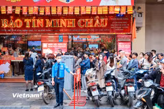 Hà Nội: Người dân xếp hàng dài chờ mua vàng trong ngày đầu năm mới