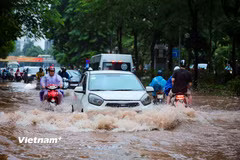 Một số tuyến phố Hà Nội bị ngập do ảnh hưởng của mưa lớn. (Ảnh: Hoài Nam/Vietnam+)