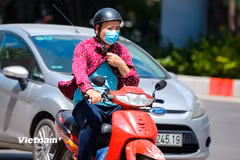 Người dân di chuyển dưới trời nắng gắt. (Ảnh: Hoài Nam/Vietnam+)
