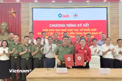 Trung ương Hội Chữ thập đỏ Việt Nam và Tổng công ty Công nghệ - Viễn thông Toàn cầu ký kết Biên bản ghi nhớ hợp tác về nghiên cứu và xây dựng phương án Nền tảng Nhân đạo số quốc gia. (Ảnh: PV/Vietnam+)