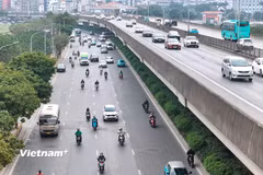 Phương tiện lưu thông trên tuyến đường Vành đai 3 trên cao Hà Nội. (Ảnh: PV/Vietnam+)