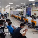 Người dân thực hiện các thủ tục hành chính thuận lợi tại Đồng Tháp. (Ảnh: TTXVN)