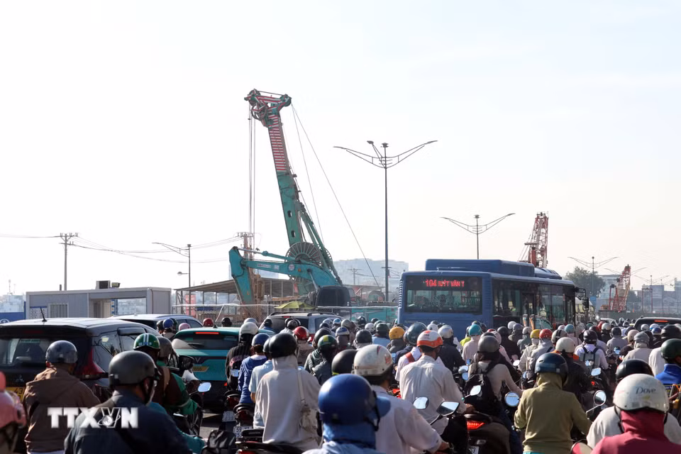Khu vực công trường nhà ga Phạm Văn Bạch thuộc tuyến metro số 2 được rào chắn phục vụ thi công, khiến giao thông trên đường Trường Chinh ùn ứ kéo dài. (Ảnh: Tiến Lực/TTXVN)