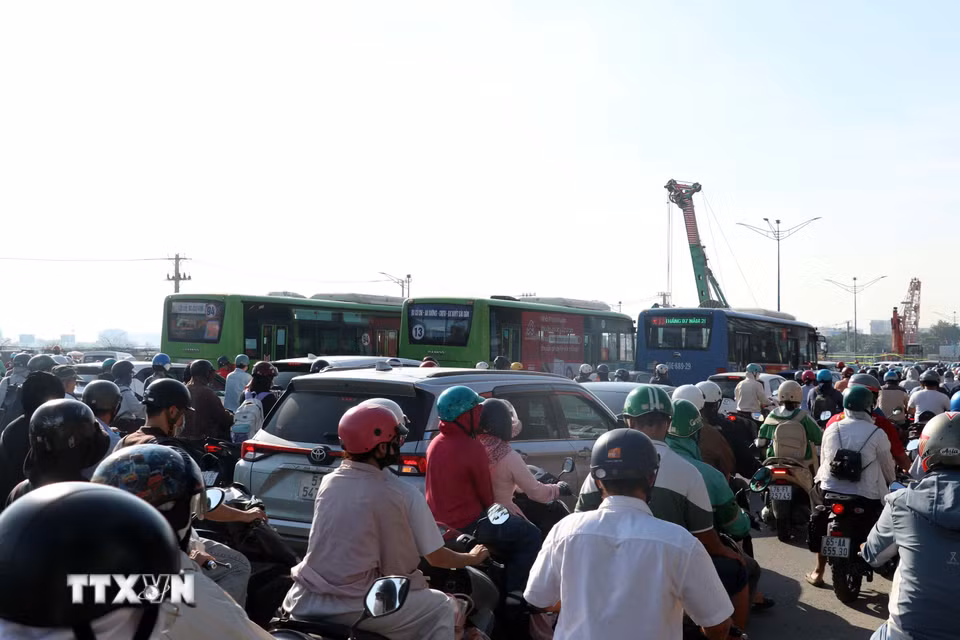 Nhiều xe buýt “mắc kẹt” trong dòng phương tiện ùn ứ trên đường Trường Chinh, đoạn qua công trường thi công nhà ga Phạm Văn Bạch. (Ảnh: Tiến Lực/TTXVN)