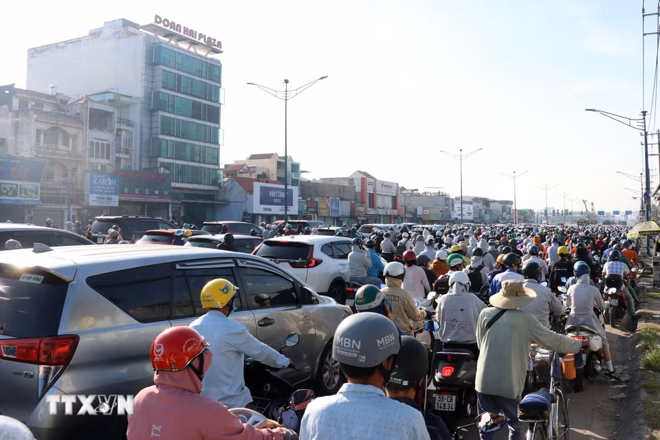 Phương tiện ùn ứ hướng từ Tham Lương vào trung tâm Thành phố Hồ Chí Minh. (Ảnh: Tiến Lực/TTXVN)