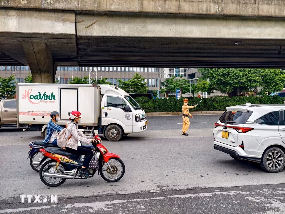 Lực lượng Cảnh sát giao thông Hà Nội lập chốt kiểm tra phương tiện kinh doanh vận tải trên tuyến Khuất Duy Tiến, ngày 26/8/2026. (Ảnh: Trung Nguyên/TTXVN)